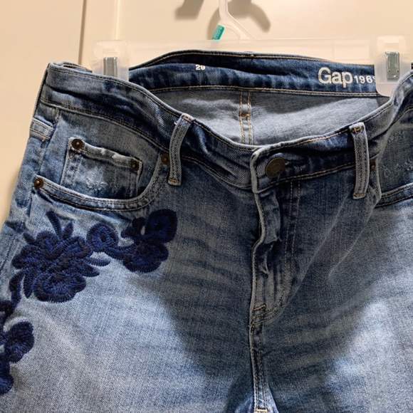 Gap  mid rise distress jeans girlfriend style. embroidered flowers - Picture 2 of 10